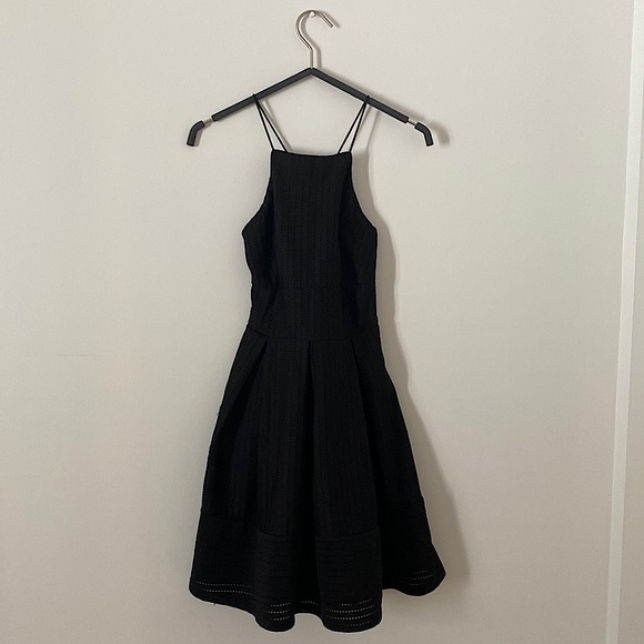 Black pouffy dress with crossed spaguetti strap - Picture 1 of 6